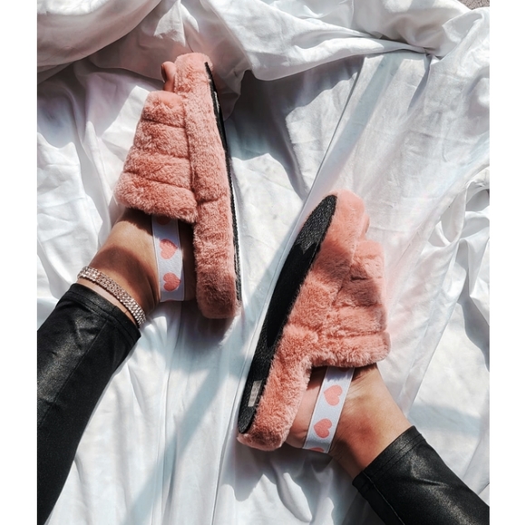 Shoes - 🚨LAST CHANCE// pink fur slides